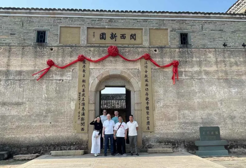 Menempa Bisnis, Menjalin Persahabatan: Pabrik Etsa Logam Yanming Memperdalam Kerjasama dengan Klien Luar Negeri